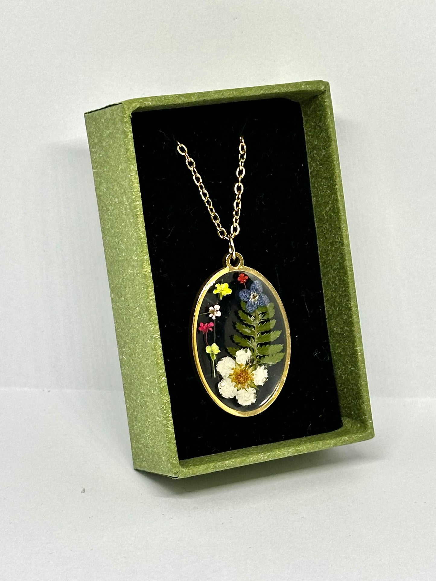 Ovalt halsband med jordgubb och ormbunke