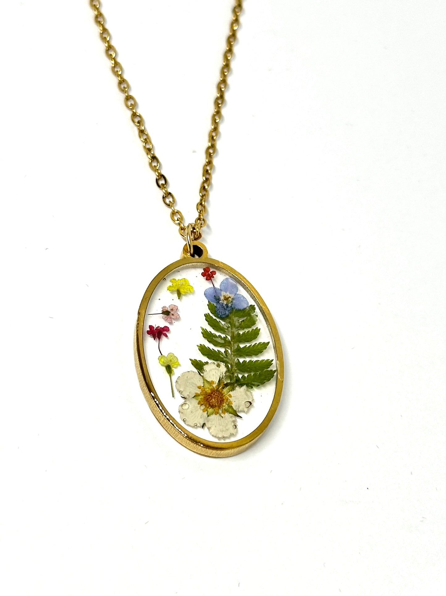 Ovalt halsband med jordgubb och ormbunke