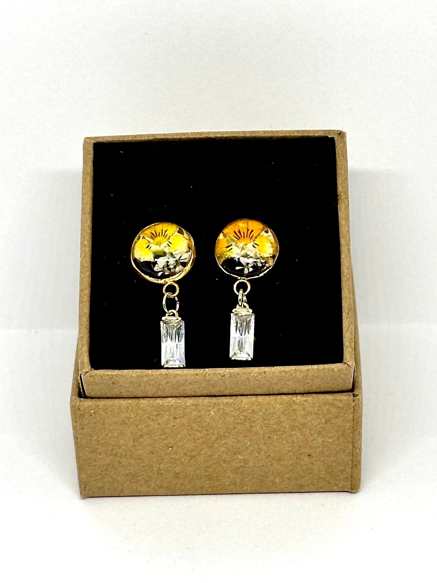 Örhängen med gyllene penséknappar 