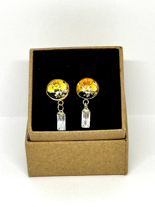 Örhängen med gyllene penséknappar 