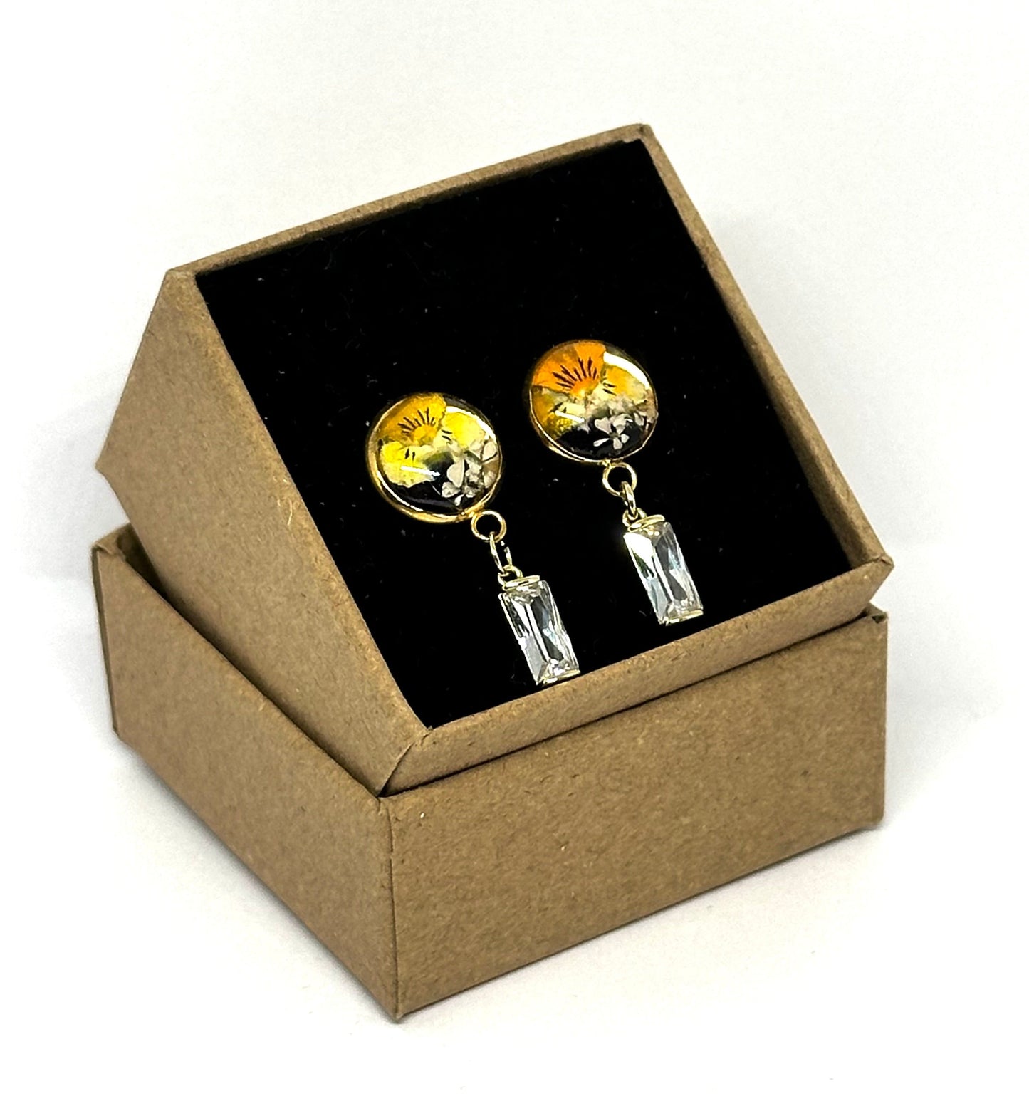 Örhängen med gyllene penséknappar 