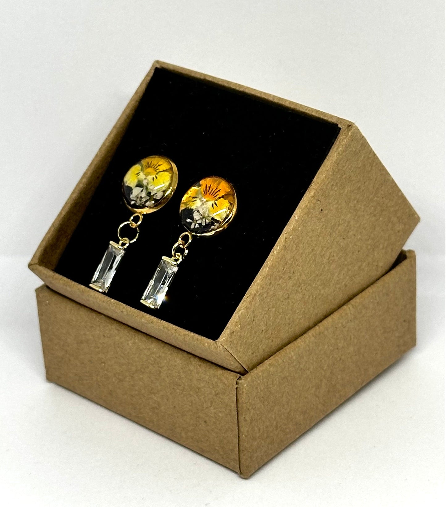 Örhängen med gyllene penséknappar 