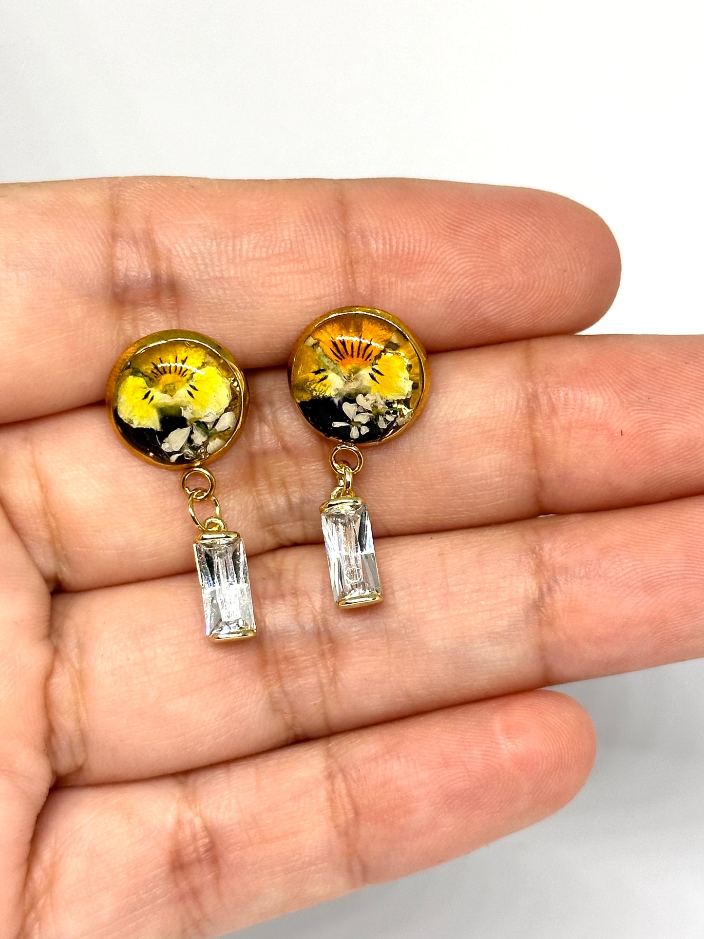 Örhängen med gyllene penséknappar 