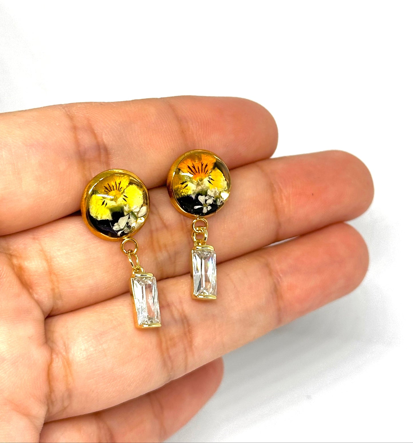 Örhängen med gyllene penséknappar 