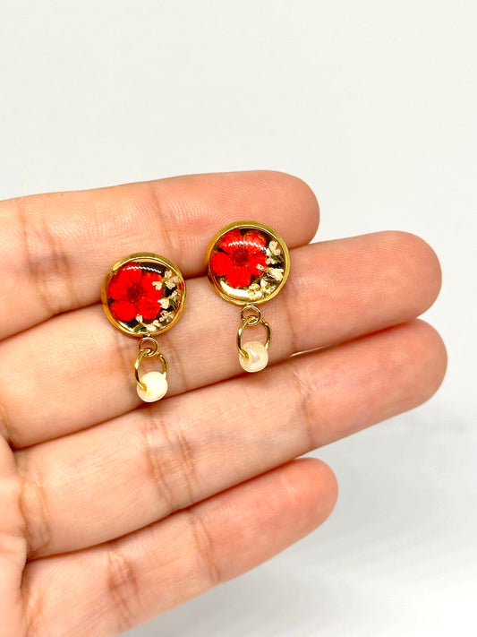 Veronica röda knappörhängen