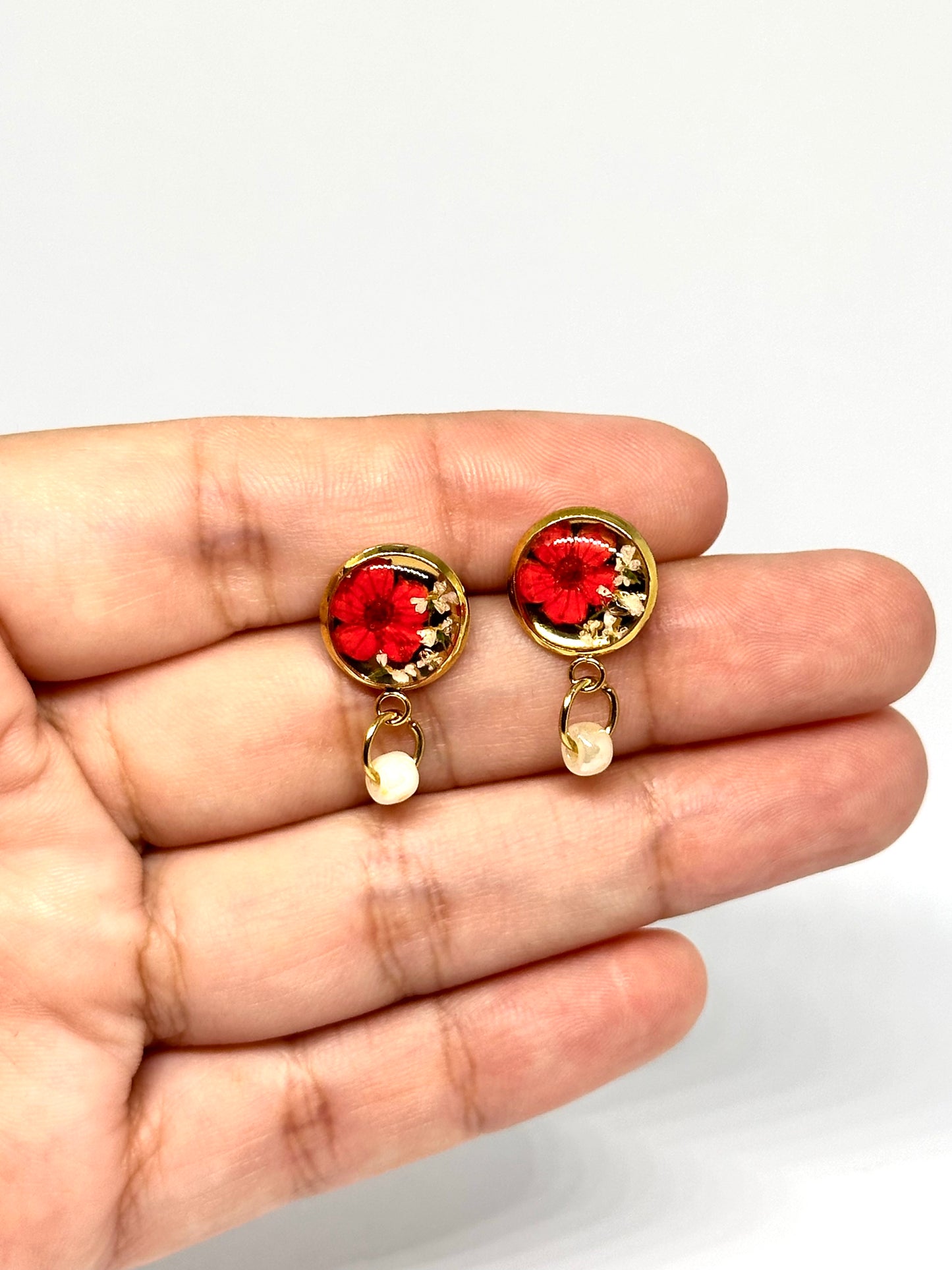 Veronica röda knappörhängen